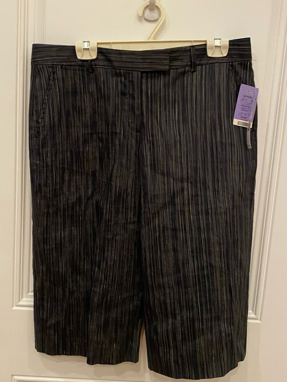 NWT Elie Tahari Womens Black Pinstripe Dress Shorts